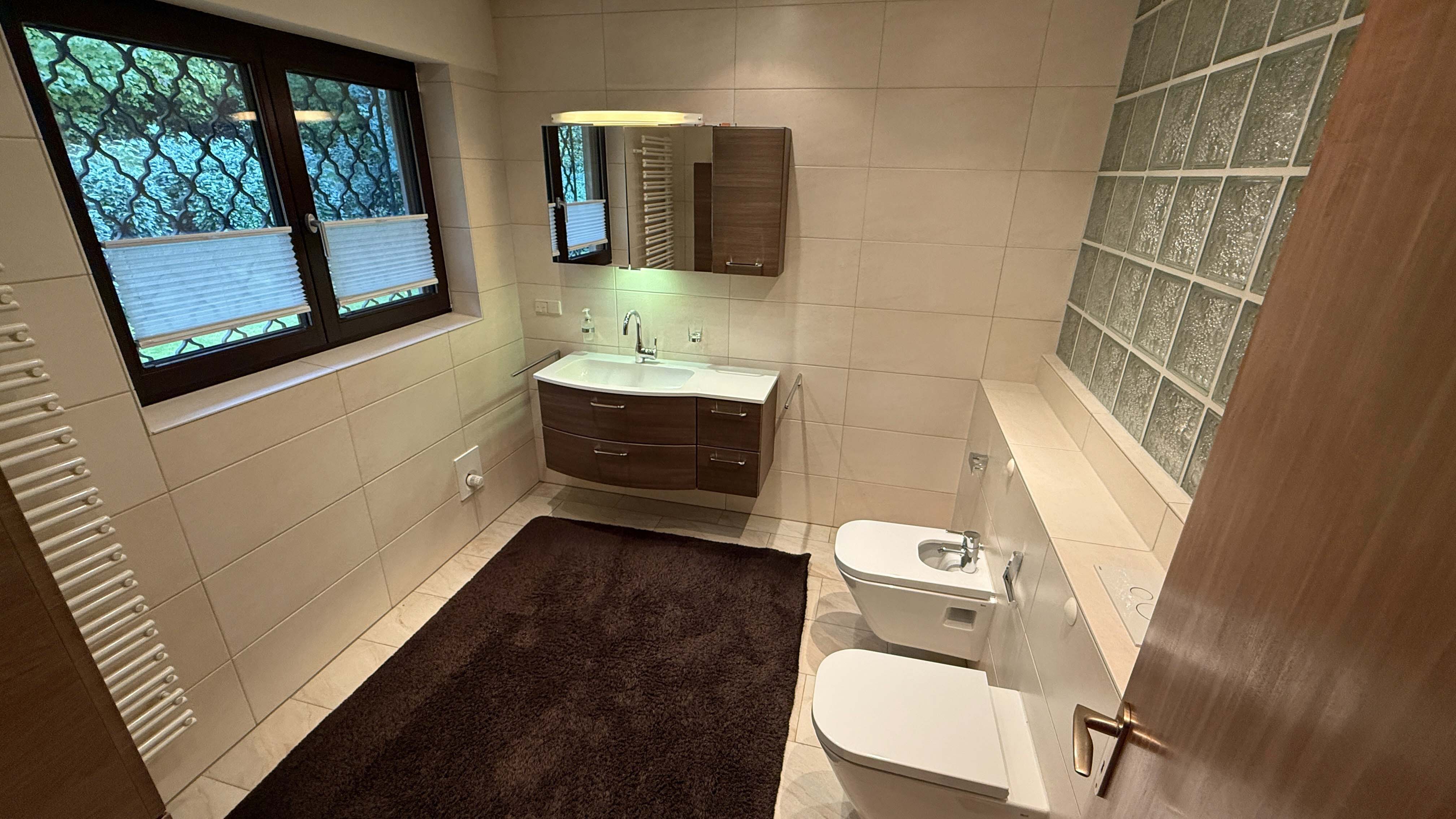 Morsbach: Bauunternehmer-Bungalow mit Schwimmbad und Doppelgarage, ...und eigenem "Bad en suite"