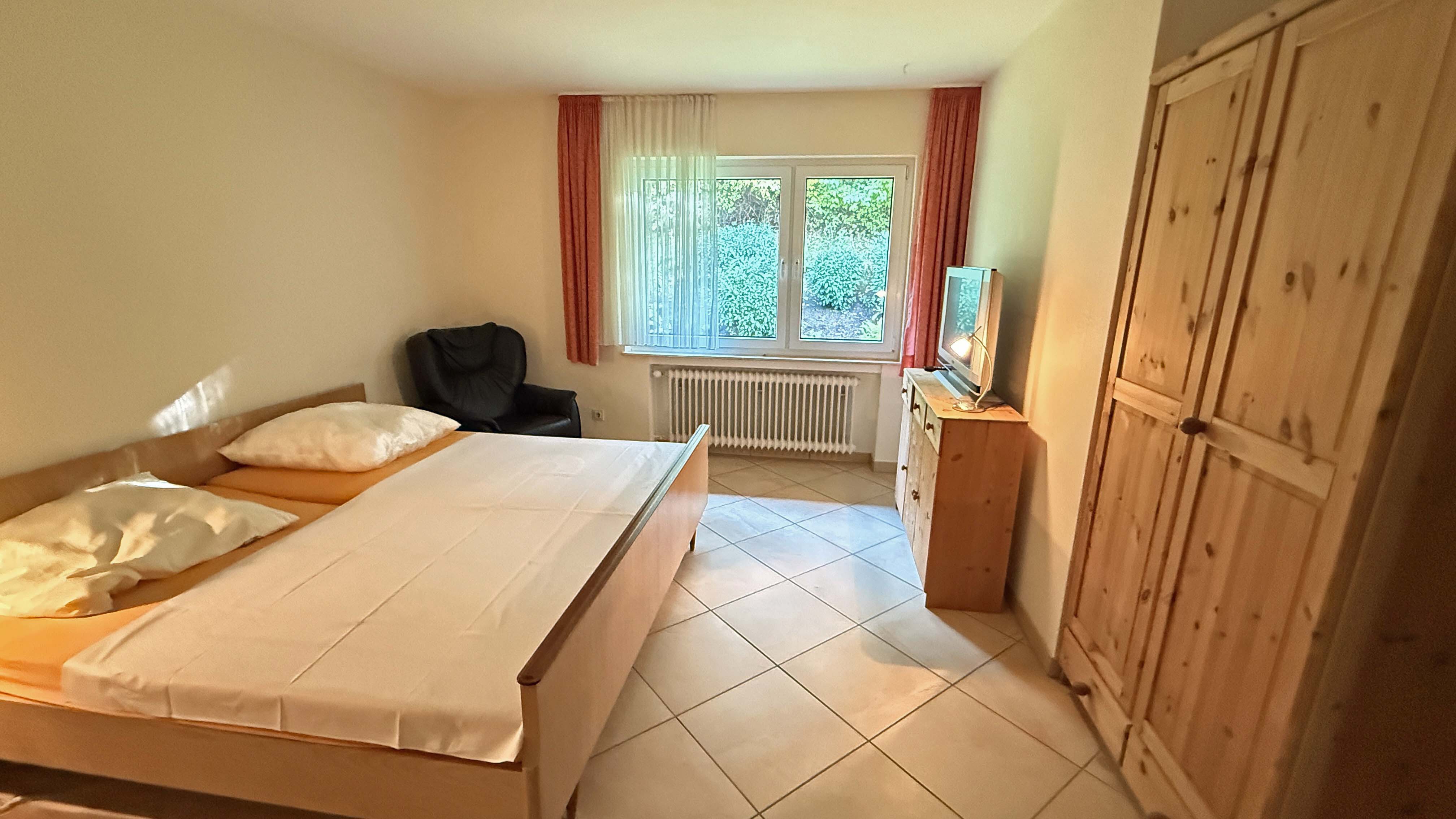 Morsbach: Bauunternehmer-Bungalow mit Schwimmbad und Doppelgarage, zwei Kinderzimmer (je 16,5 m²) mit...