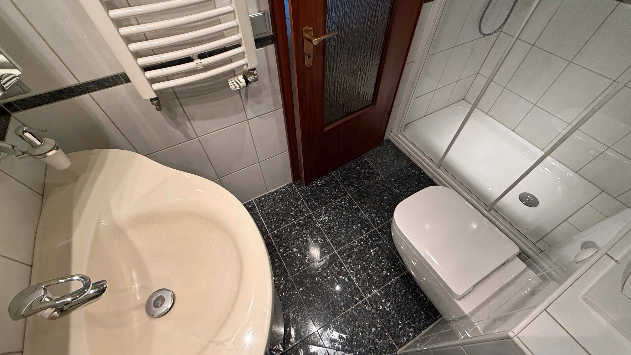 Morsbach: Bauunternehmer-Bungalow mit Schwimmbad und Doppelgarage, ...dazugehörigem Duschbad