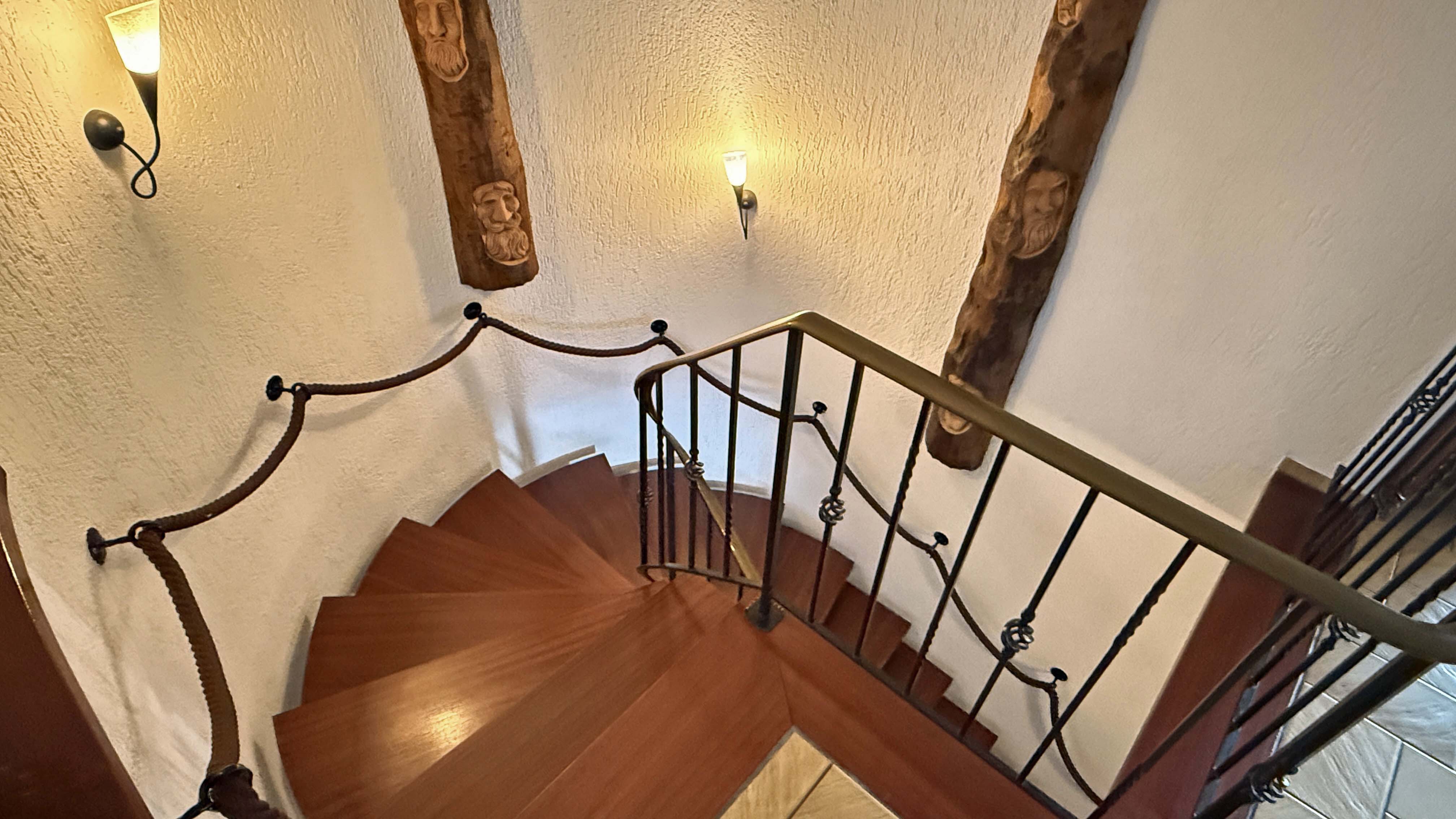 Morsbach: Bauunternehmer-Bungalow mit Schwimmbad und Doppelgarage, eine aufwendige Treppe verbindet die beiden Etagen
