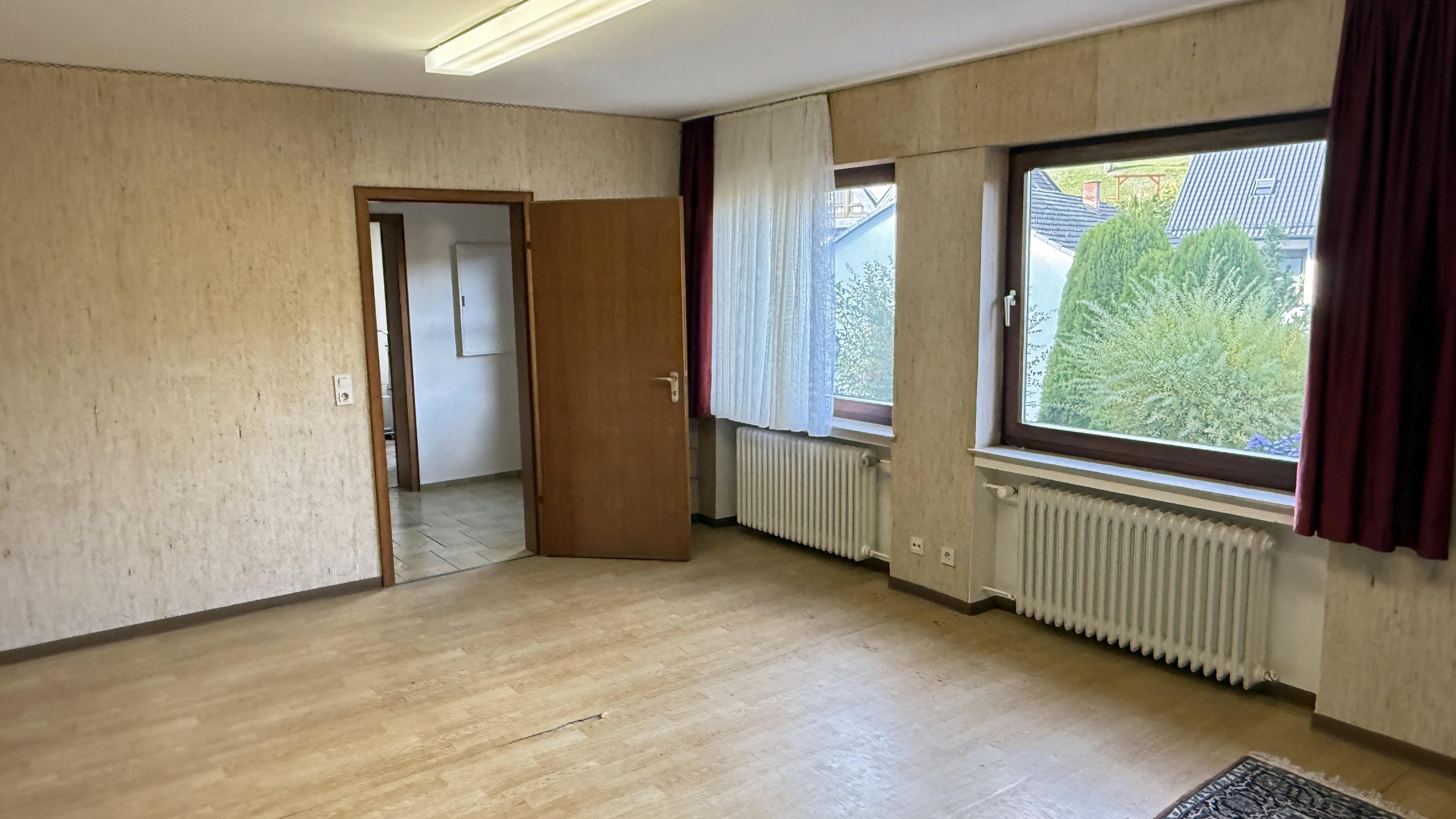 Morsbach: Bauunternehmer-Bungalow mit Schwimmbad und Doppelgarage, UG mit drei großen, beheizten Zimmern und WC