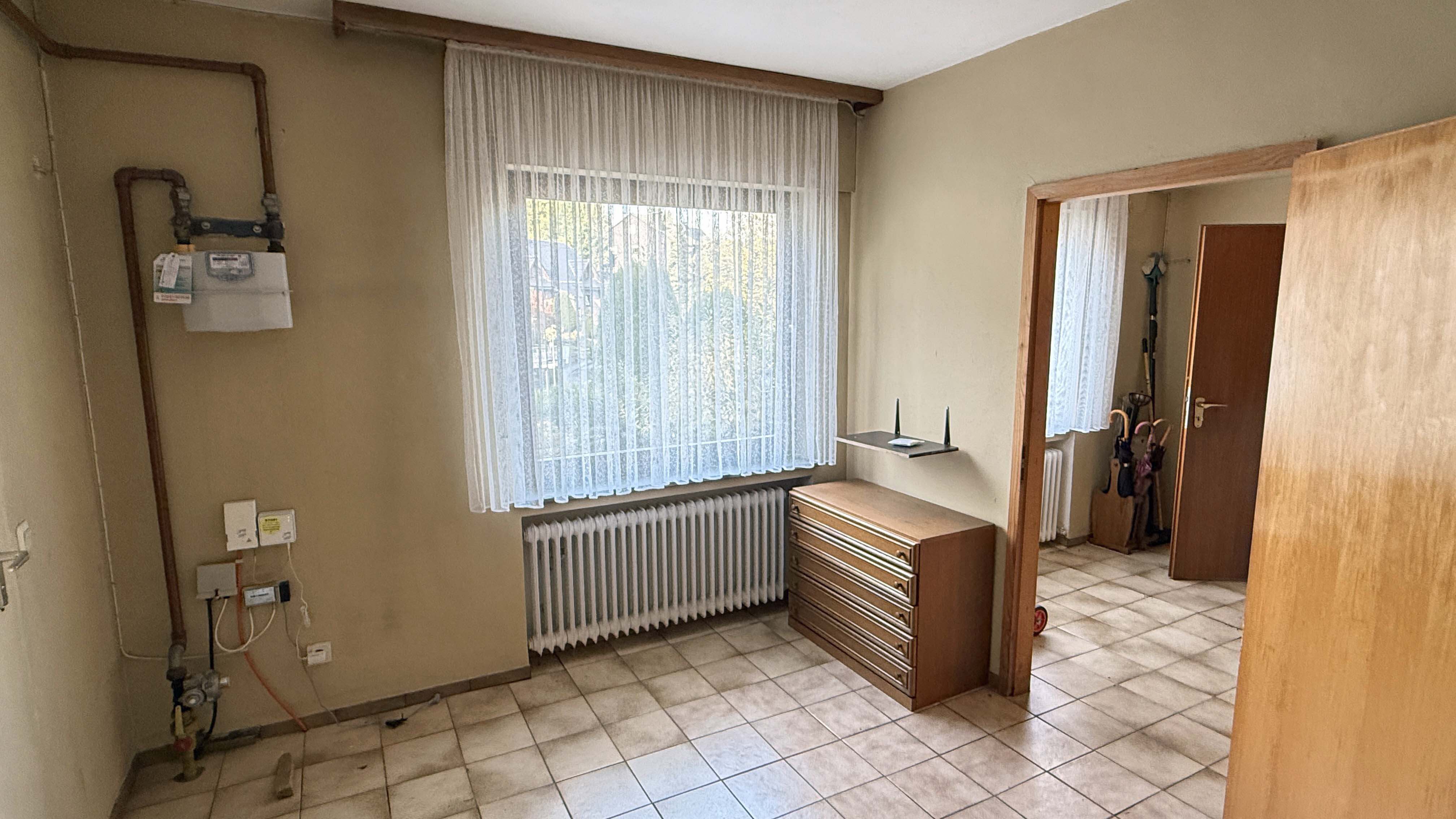 Morsbach: Bauunternehmer-Bungalow mit Schwimmbad und Doppelgarage, Schnelles Internet: Glasfaseranschluss (li unten)