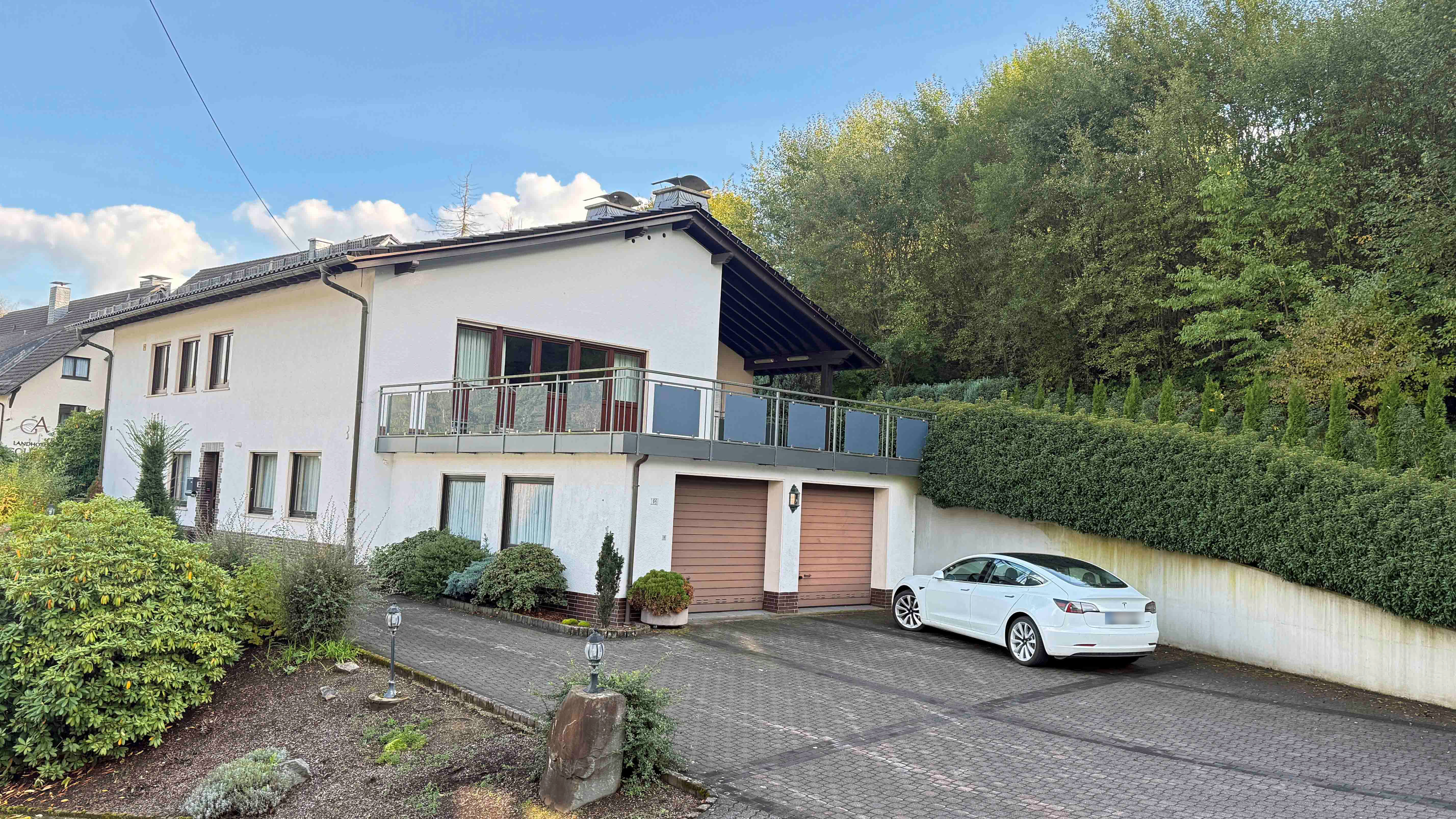 Morsbach: Bauunternehmer-Bungalow mit Schwimmbad und Doppelgarage, Frontseite mit Doppelgarage u. großzügiger Zufahrt