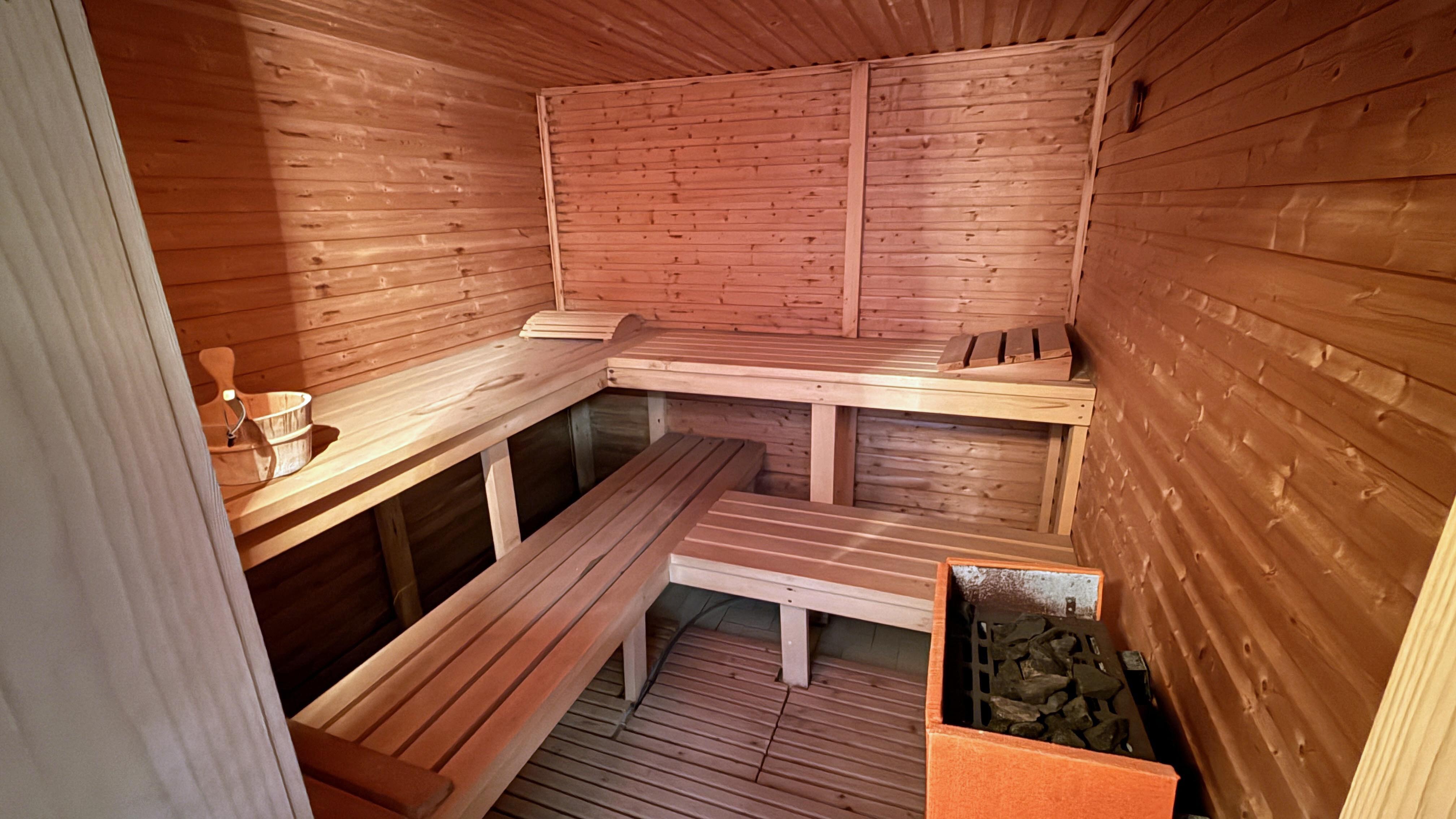 Morsbach: Bauunternehmer-Bungalow mit Schwimmbad und Doppelgarage, ...Sauna, Solarium, Dusche, Bar und WC 