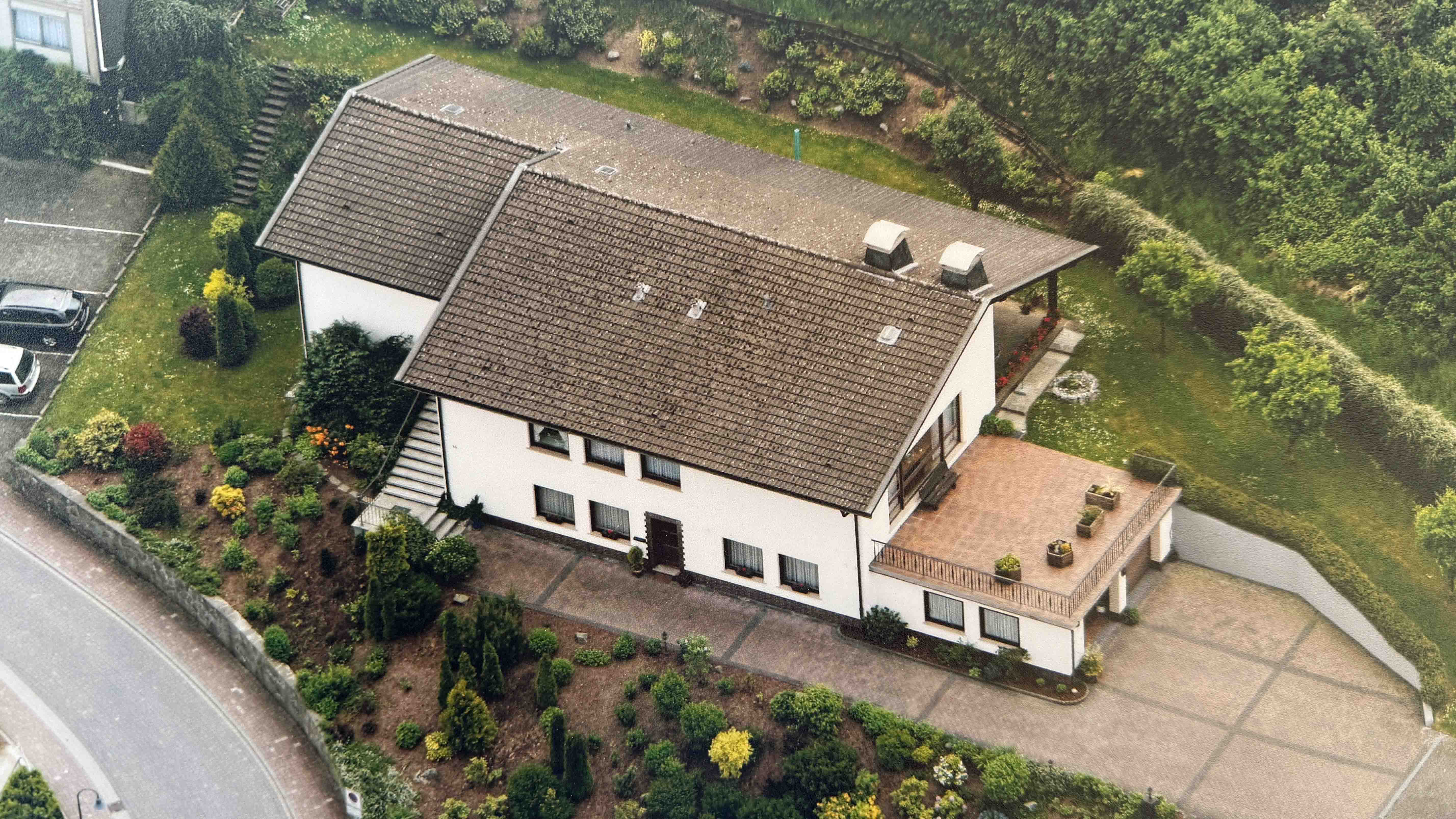 Morsbach: Bauunternehmer-Bungalow mit Schwimmbad und Doppelgarage, Luftfoto ca. 1990. Das Dach wurde 2022 erneuert.