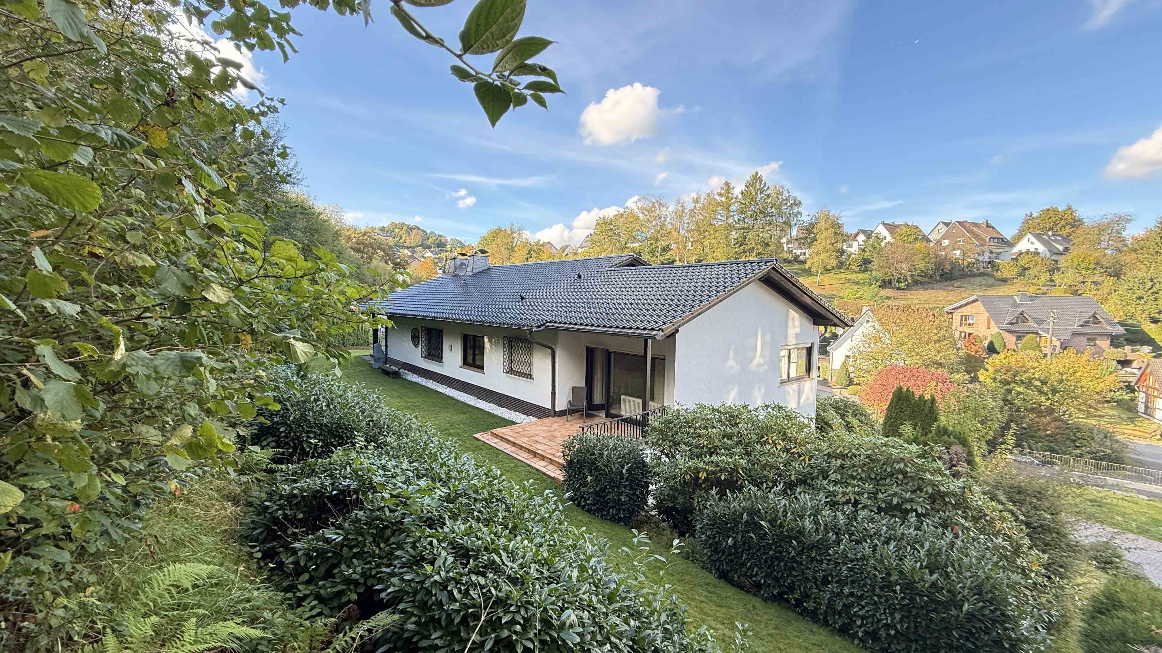 Morsbach: Bauunternehmer-Bungalow mit Schwimmbad und Doppelgarage, gute, zentrale Wohnlage in Morsbach (Köln 75 km)