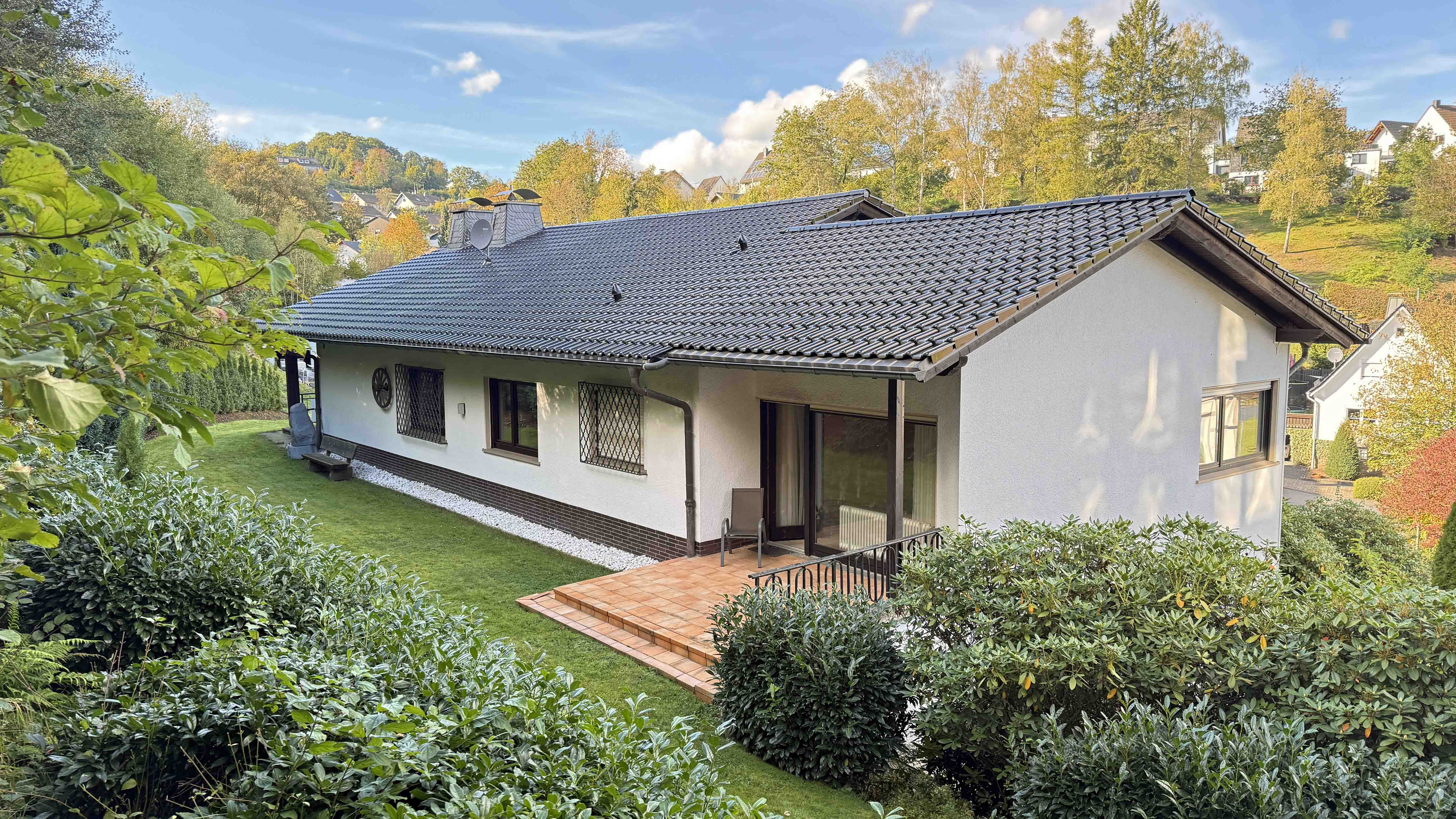Morsbach: Bauunternehmer-Bungalow mit Schwimmbad und Doppelgarage, Hausrückseite
