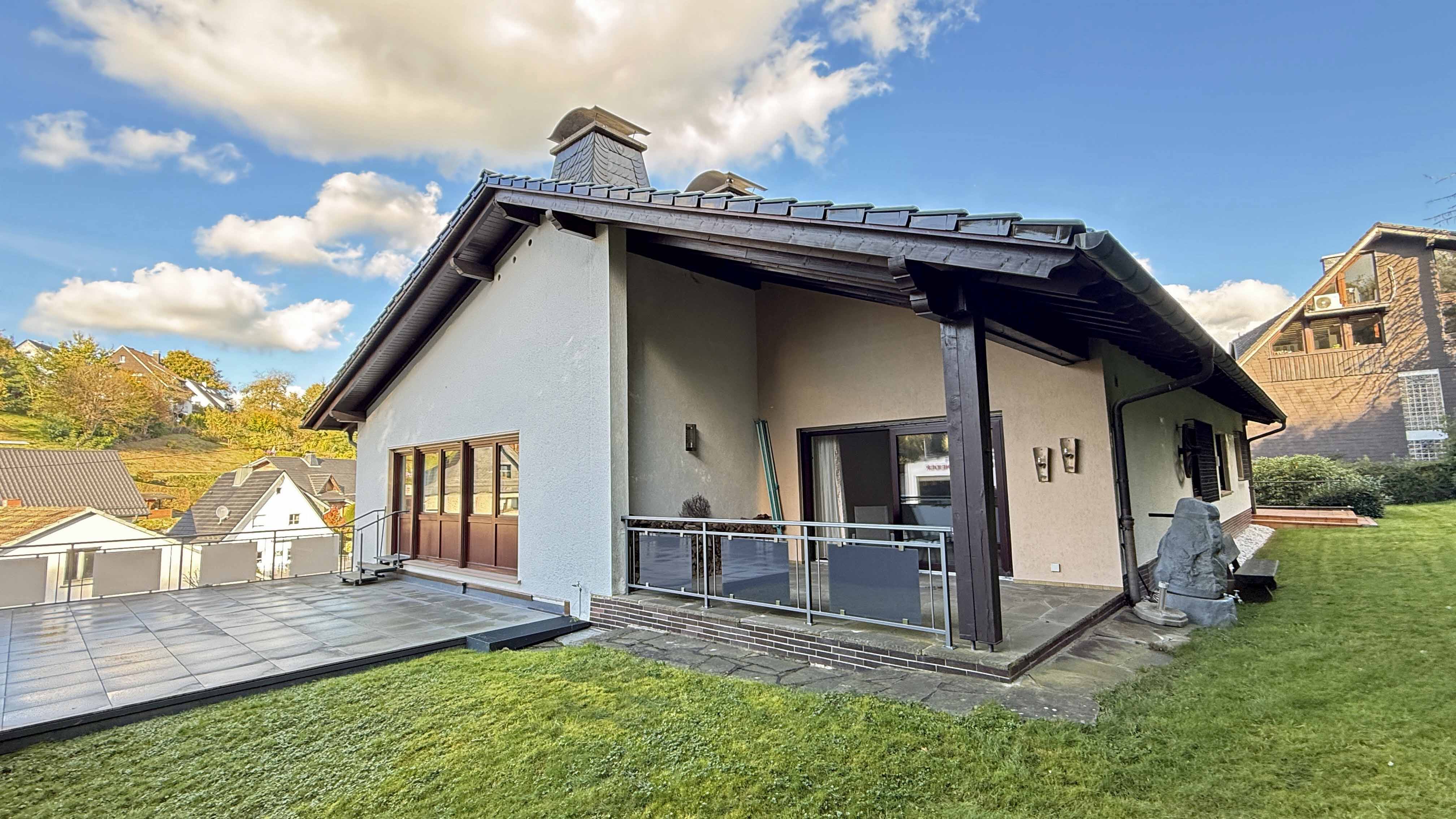Morsbach: Bauunternehmer-Bungalow mit Schwimmbad und Doppelgarage, 2 Terrassen angrenzend am Wohn-/Fernsehzimmer...
