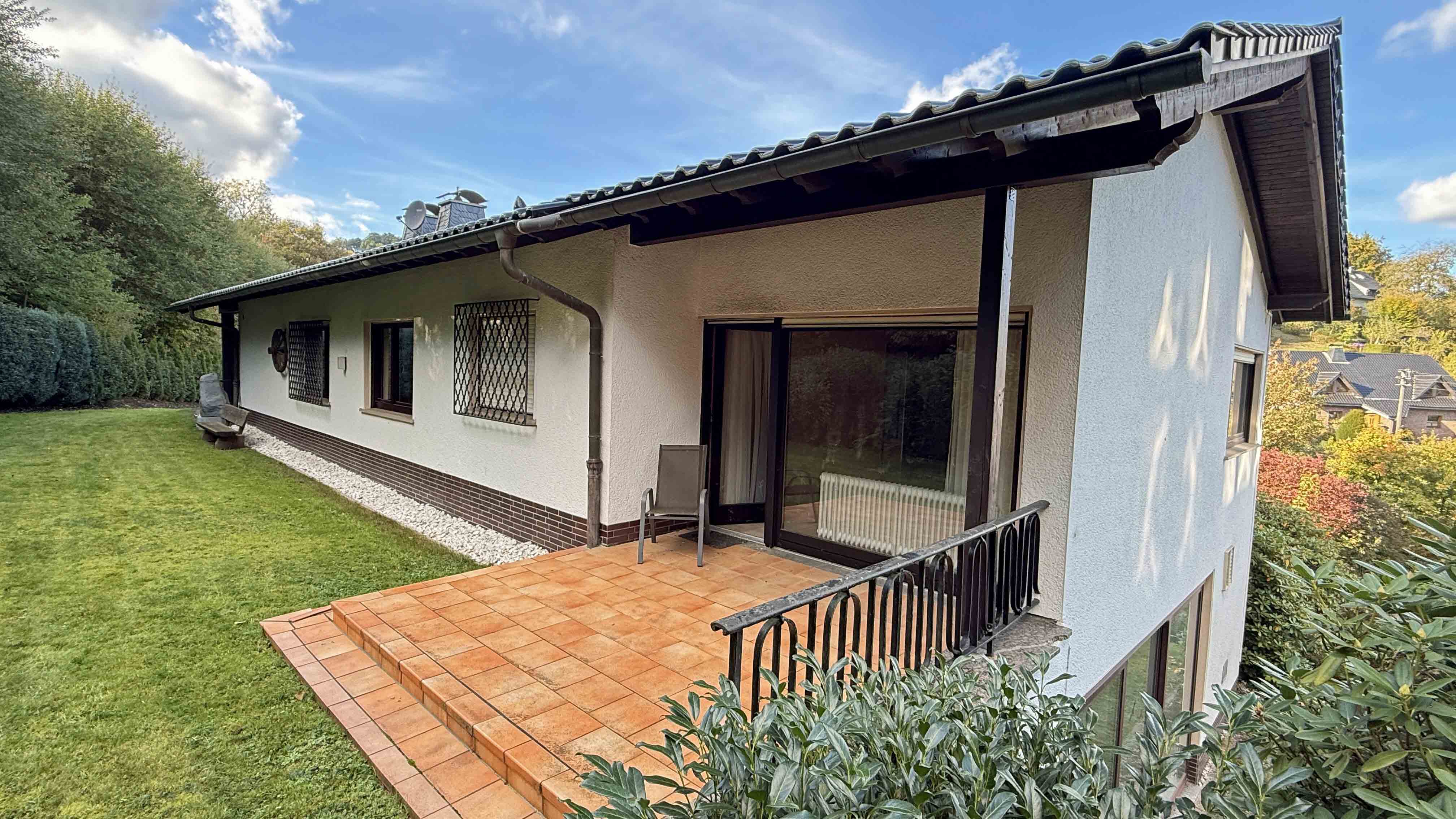 Morsbach: Bauunternehmer-Bungalow mit Schwimmbad und Doppelgarage, ...und eine Terrasse hinten am Schlafzimmer 