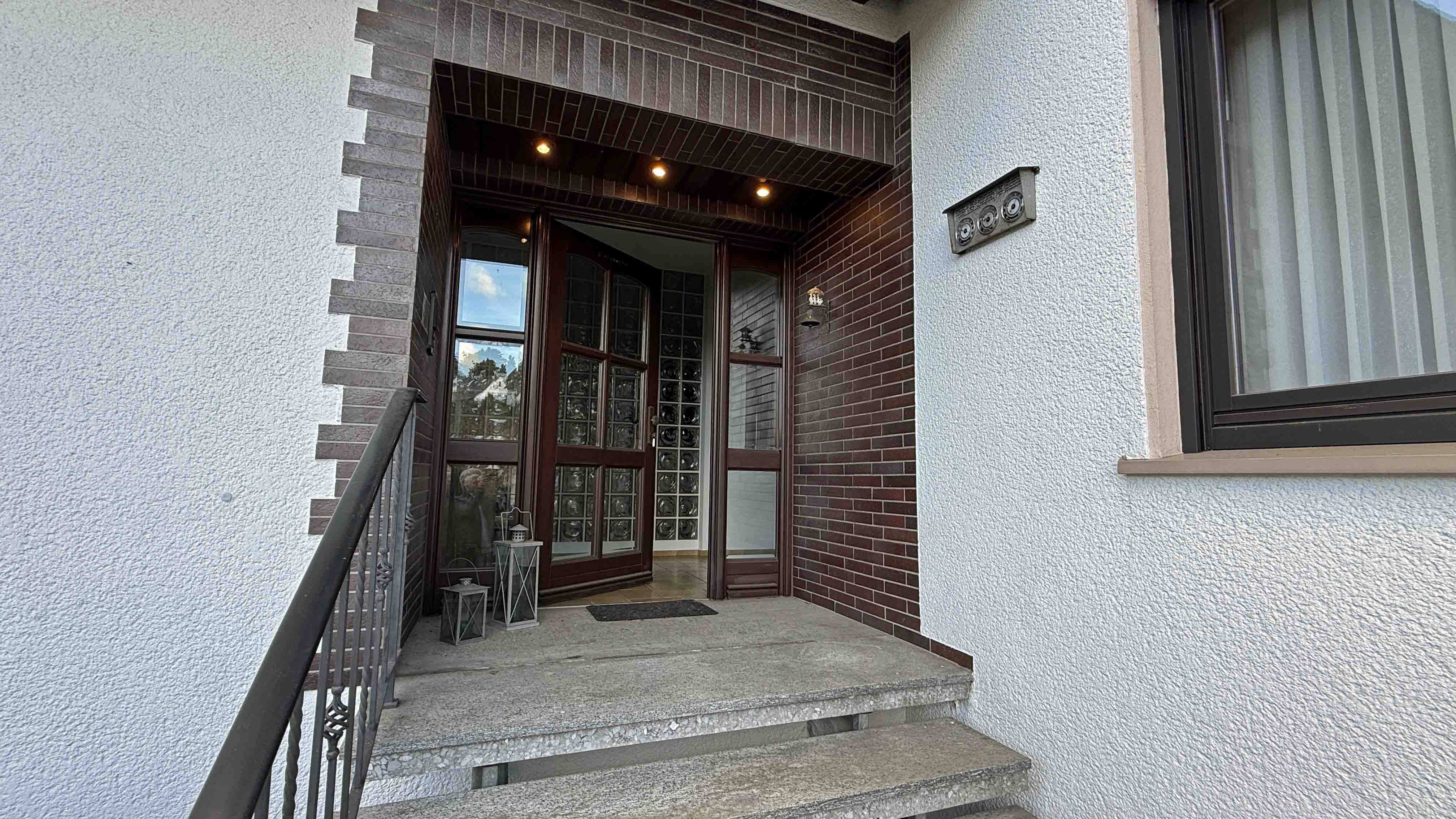 Morsbach: Bauunternehmer-Bungalow mit Schwimmbad und Doppelgarage, Haupteingang und...