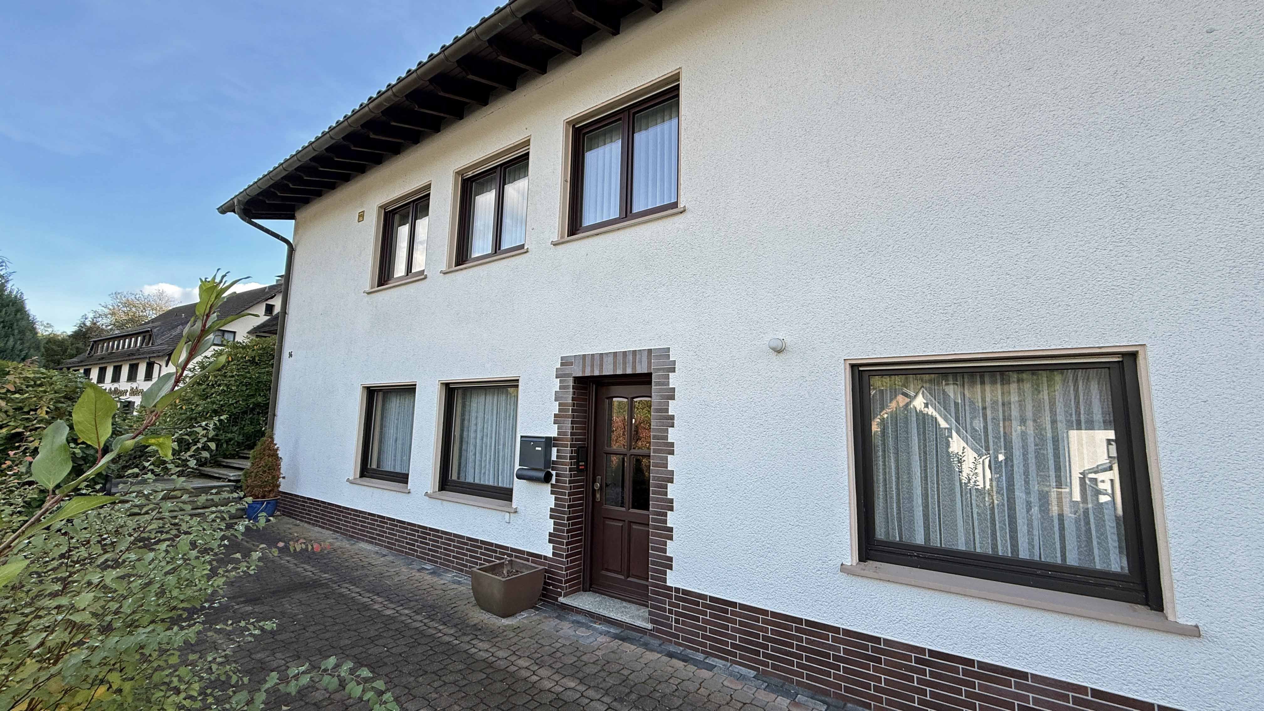 Morsbach: Bauunternehmer-Bungalow mit Schwimmbad und Doppelgarage, ...Nebeneingang durch den Keller oder Garage
