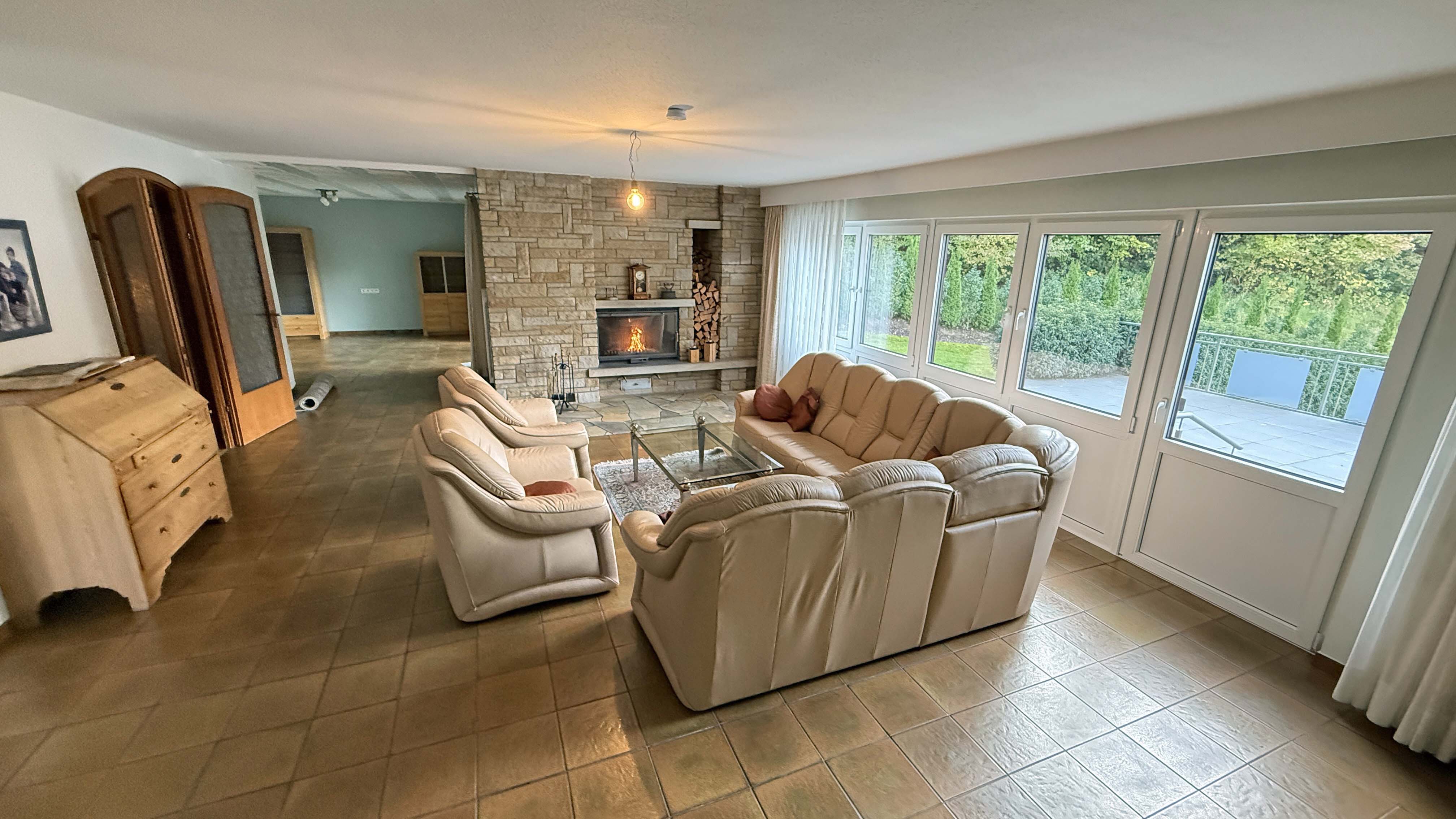 Morsbach: Bauunternehmer-Bungalow mit Schwimmbad und Doppelgarage, Wohnzimmer (2 Bereiche): hinten 18,6 m² und...
