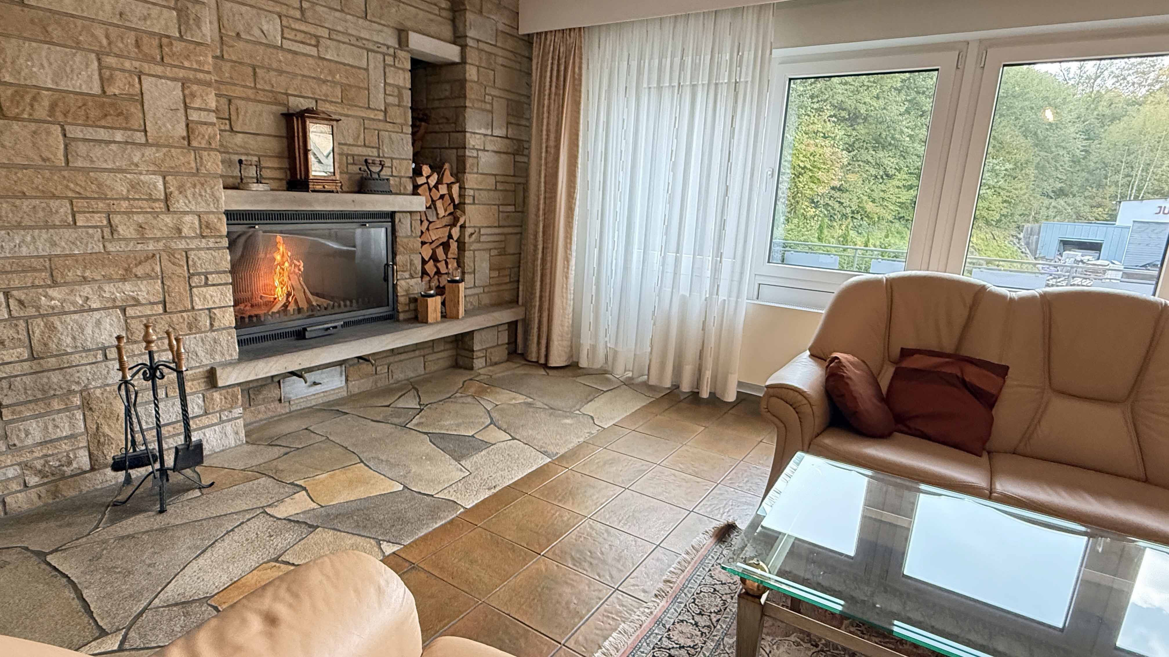 Morsbach: Bauunternehmer-Bungalow mit Schwimmbad und Doppelgarage, ...vorne als Kaminzimmer 41,8 m²