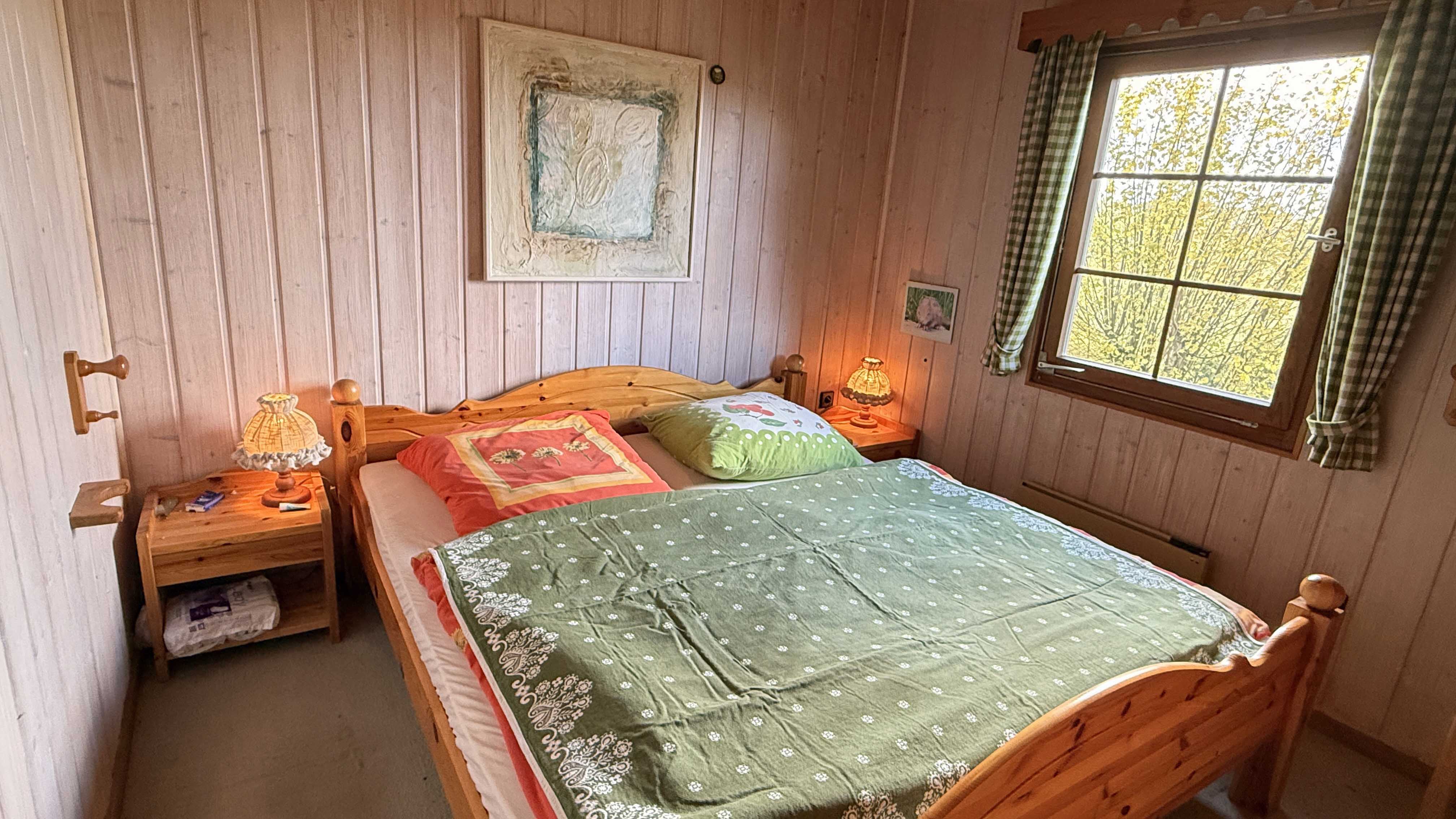 Morsbach-Böcklingen: Gemütlich in der Natur, kleines Holzblockhaus, zwei Schlafzimmer: - hier für die Eltern (9,6 m²)