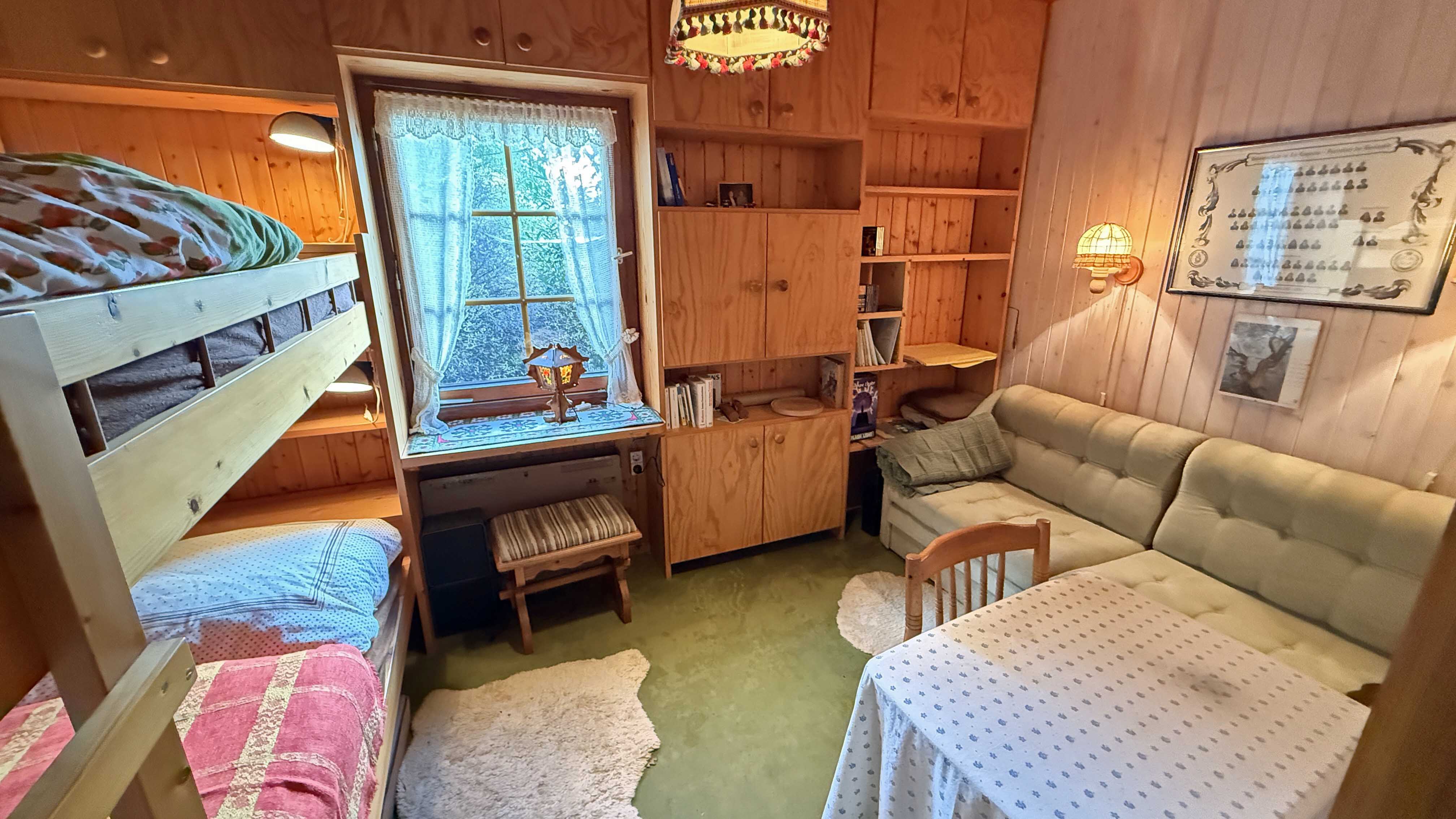 Morsbach-Böcklingen: Gemütlich in der Natur, kleines Holzblockhaus, ...hier das Kinderzimmer (9 m²)