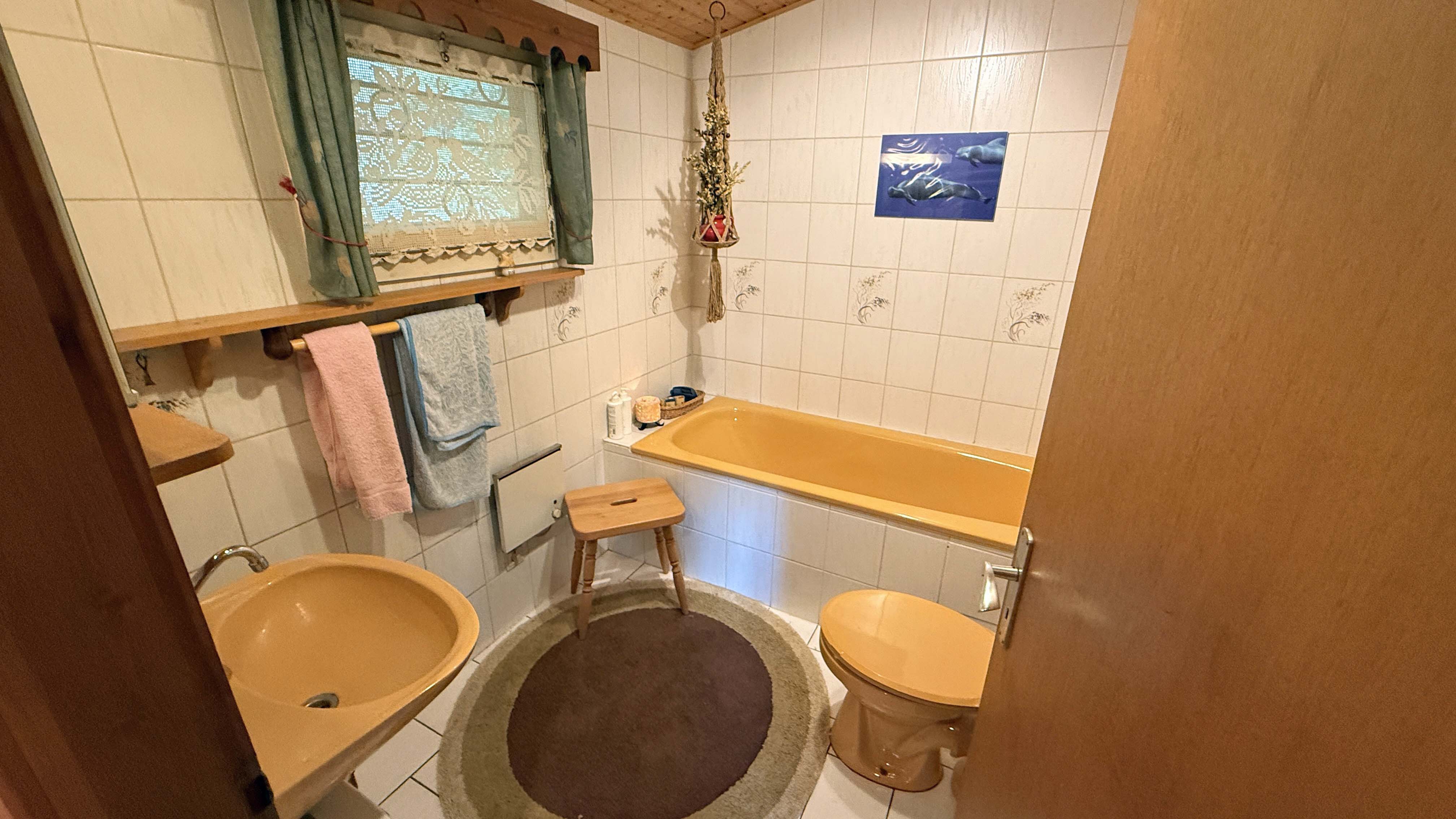 Morsbach-Böcklingen: Gemütlich in der Natur, kleines Holzblockhaus, Badezimmer mit Wanne im EG