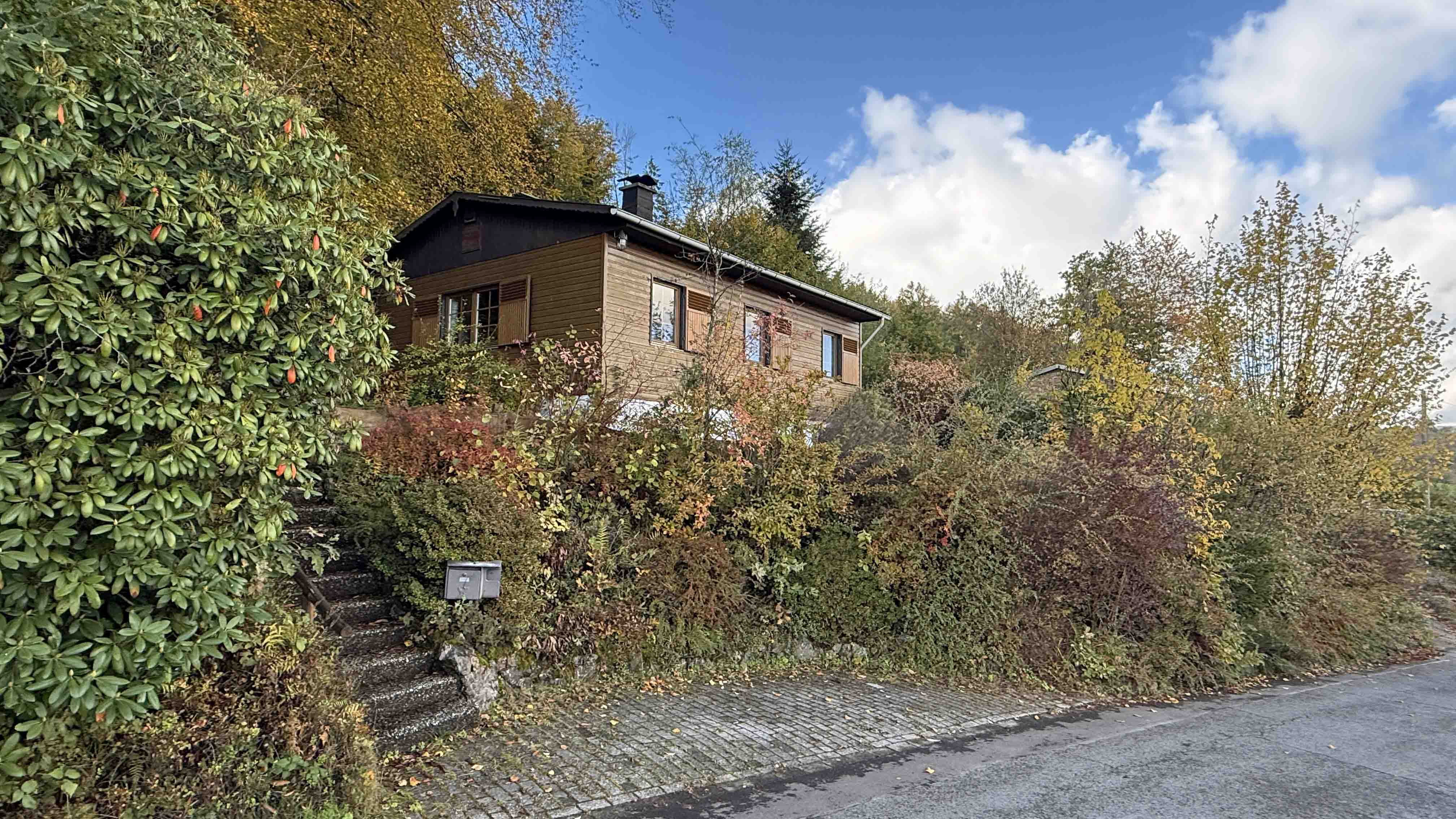 Morsbach-Böcklingen: Gemütlich in der Natur, kleines Holzblockhaus, Pkw-Stellplatz direkt am Treppenaufgang zum...