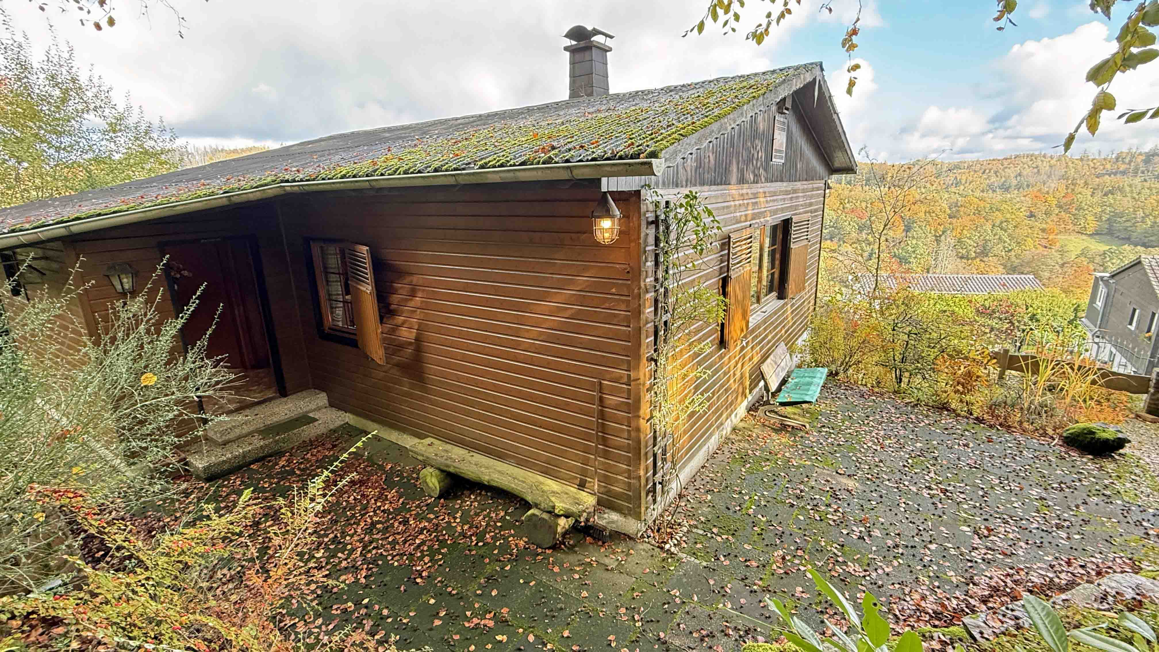 Morsbach-Böcklingen: Gemütlich in der Natur, kleines Holzblockhaus, ...(Haupt-)Eingang an der Hausrückseite