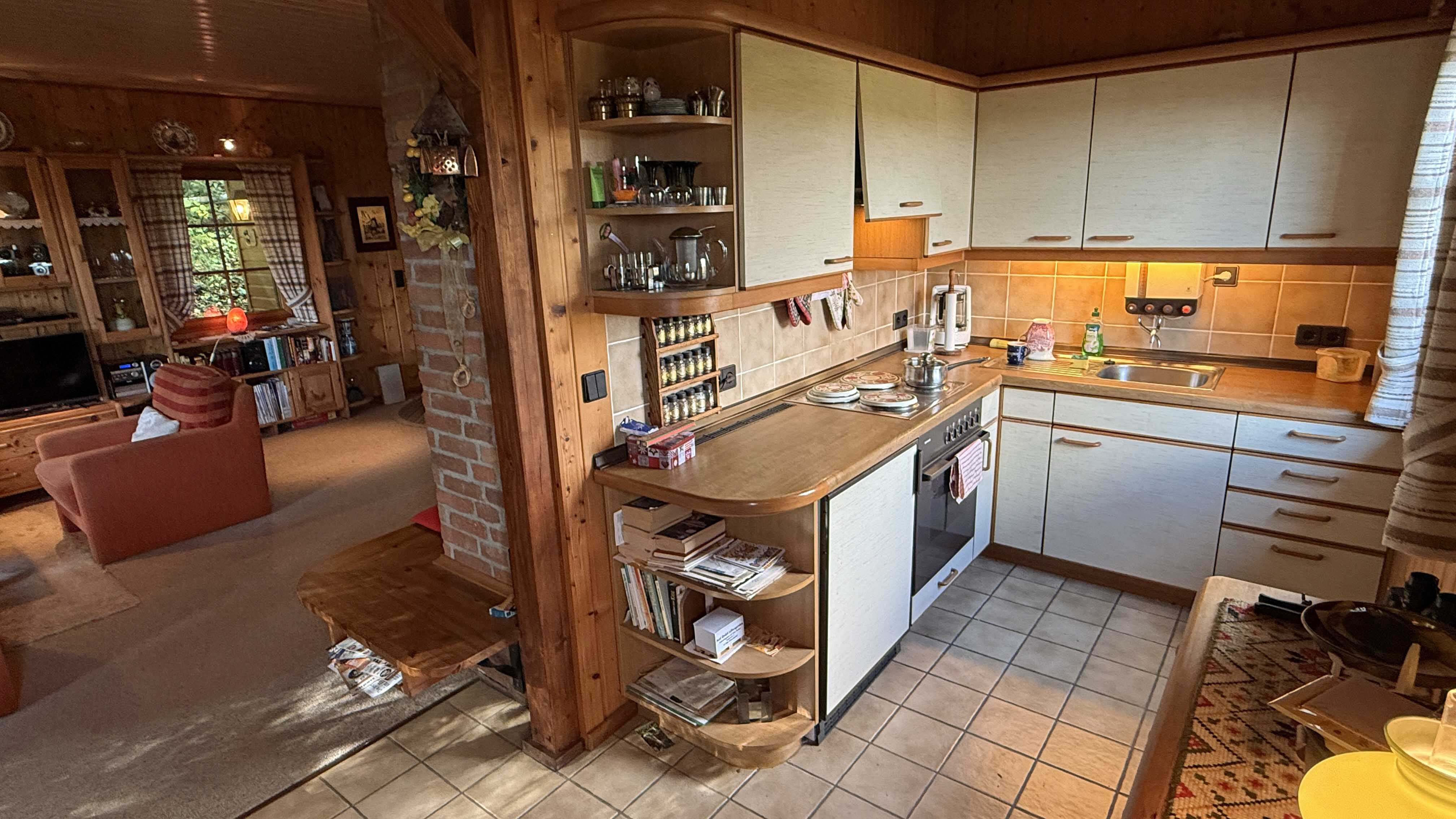 Morsbach-Böcklingen: Gemütlich in der Natur, kleines Holzblockhaus, Küche offen zum Essplatz und Wohnraum...